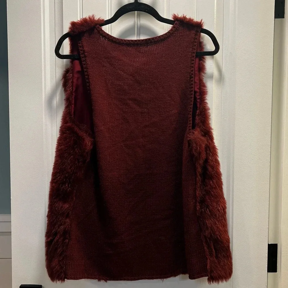 Signature Studio Wine Faux Fur‎ Vest. Size Small.